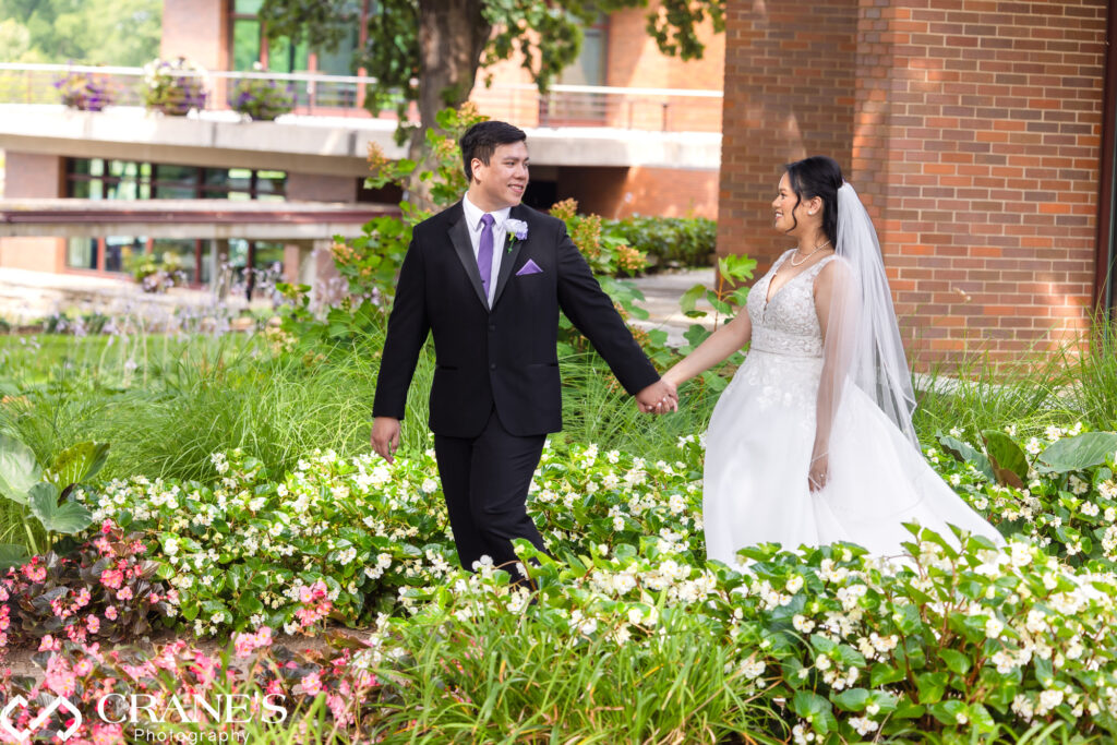 Hyatt Lodge offer beautiful winding pathways that are perfect for wedding photography.